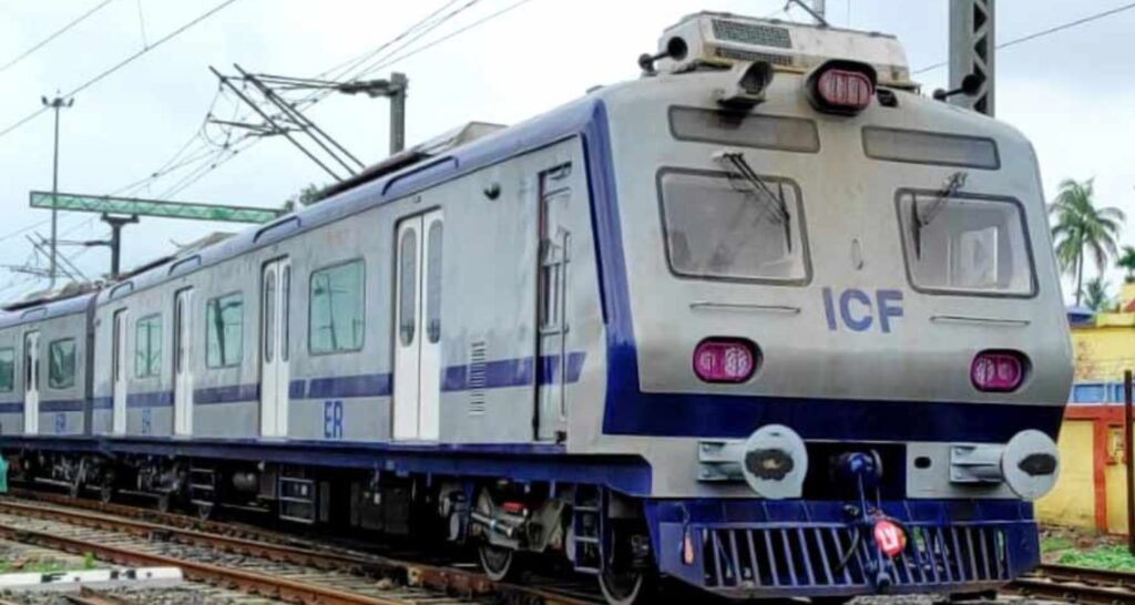 AC Local Train: আগামীকাল থেকে দৌড়াচ্ছে শিয়ালদহ শাখায় এসি...